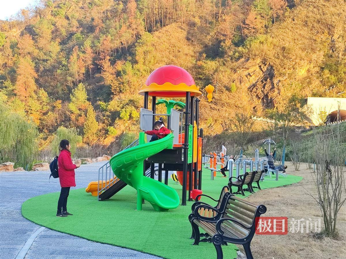 健身器材進鄉(xiāng)村<strong></p>
<p>健身器材
</strong>，駐村幫扶惠民生:健身器材
