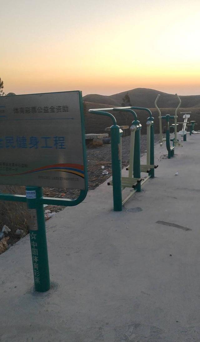 網友質疑荒山上安裝健身器材給誰用？河南衛輝官方：游客歇腳平臺:健身器材
