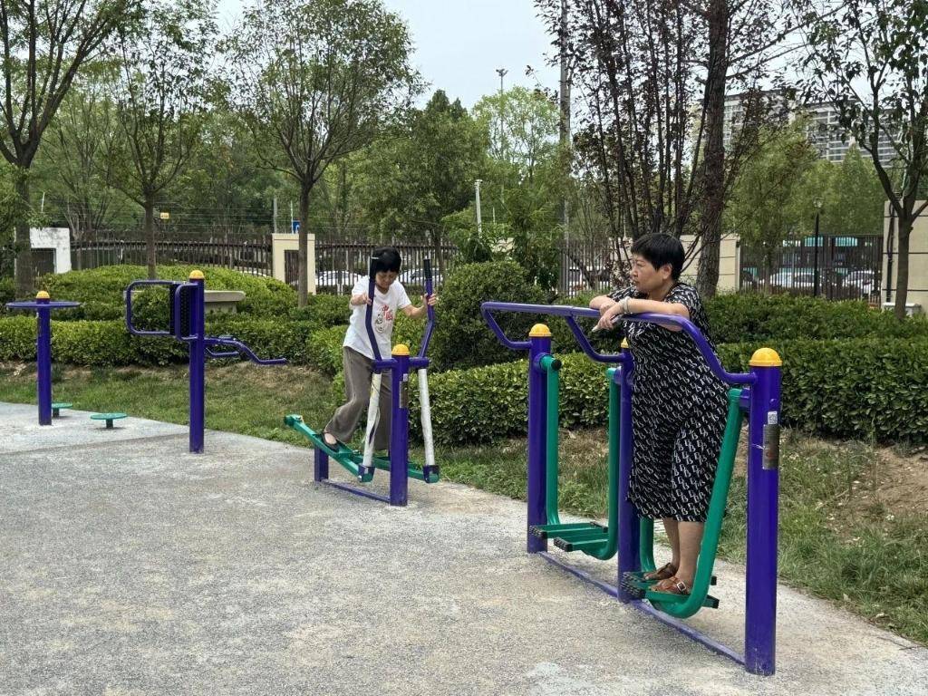 健身器材“上崗” 群眾幸?！吧墶?健身器材
